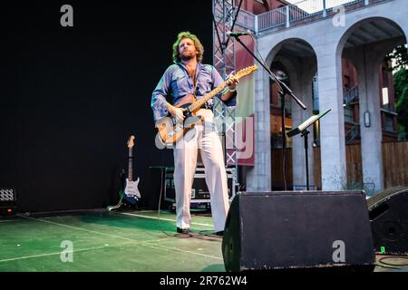 Milano, Italia. 12th giugno, 2023. Il cantautore americano MAXIM LUDWIG si esibisce dal vivo sul palco al Giardino della Triennale, inaugurando lo spettacolo di Angel Olsen. Credit: Rodolfo Sassano/Alamy Live News Foto Stock