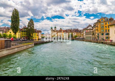 Splendida vista sul centro storico di Lucerna con la diga dell'ago o la Reuss Weir che si affaccia sul fiume. La famosa Chiesa Gesuita (Jesuitenkirche St Francesco Saverio) può... Foto Stock