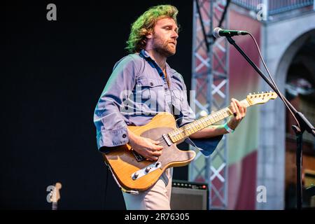 Milano, Italia. 12th giugno, 2023. Il cantautore americano MAXIM LUDWIG si esibisce dal vivo sul palco al Giardino della Triennale, inaugurando lo spettacolo di Angel Olsen. Credit: Rodolfo Sassano/Alamy Live News Foto Stock