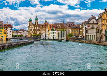 Bella vista sul fiume della diga di Needle o Reuss Weir e la chiesa gesuita (Jesuitenkirche St Francis Xavier) sul lungofiume di Reuss, a Lucerna,... Foto Stock