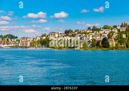 Bella vista del molo Carl-Spitteler-Quai, la continuazione orientale del Nationalquai nella città di Lucerna. Si trova sulla riva destra del lago... Foto Stock