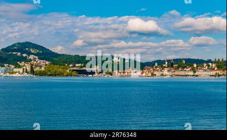 Vista panoramica del lungomare di Lucerna da una barca sul lago di Lucerna (Vierwaldstättersee). Si può vedere l'edificio KKL con i moli di fronte, il... Foto Stock