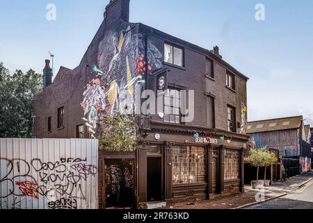 Dead Wax è un pub popolare a Digbeth. Offre un locale di musica dal vivo, birre artigianali e brani di DJ provenienti da una vasta collezione di dischi in vinile. Foto Stock