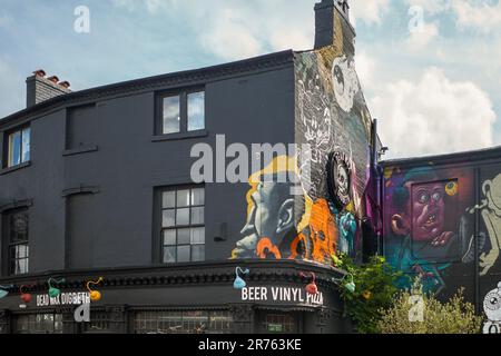 Dead Wax è un pub popolare a Digbeth. Offre un locale di musica dal vivo, birre artigianali e brani di DJ provenienti da una vasta collezione di dischi in vinile. Foto Stock