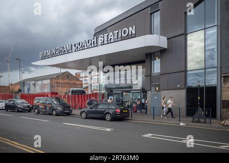 Persone in arrivo e in partenza dalla stazione dei pullman di Birmingham. Foto Stock