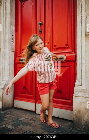 Adorabile ragazza turista sulle strade della Provenza viaggiare con i bambini Foto Stock