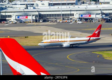 Un aeromobile Qantas 737-838 Boeing con verniciatura a livrea 'ocra' retrò all'aeroporto di Sydney in Australia. Foto Stock