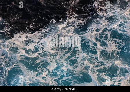 Vera schiuma di mare affascinante sull'acqua dell'oceano come simbolo infinito Foto Stock