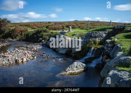 Fiume con piccola cascata al ponte di Cadover nel Parco Nazionale di Dartmoor. Foto Stock