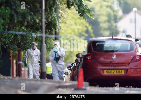 Ufficiali della polizia legale sulla Bentinck Road a Nottingham, come tre persone sono state trovate morte in città in ciò che la polizia ha descritto come un "terribile e tragico incidente”. Un uomo di 31 anni è stato arrestato per sospetto di omicidio dopo che due persone sono state trovate morte per strada in Ilkeston Road poco dopo le 4am di martedì. Un terzo uomo è stato trovato morto in Magdala Road, Nottinghamshire polizia ha detto. Altre tre persone sono in ospedale dopo che qualcuno ha cercato di farle funzionare in un furgone a Milton Street, in ciò che la polizia ritiene sia stato un incidente collegato. Data immagine: Martedì 13 giugno 2023. Foto Stock