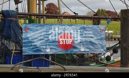 Una bandiera, segno nel porto di Greetsiel protestando contro un divieto pianificato di reti da traino di fondo Foto Stock