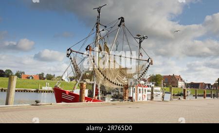 Una Cutter di granchio, una barca da pesca per gamberetti e granchio, nel porto di Greetsiel, una piccola e pittoresca cittadina di pescatori nel Nord Frisia. Foto Stock