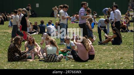 Londra, Regno Unito. 13th giugno, 2023. UK Weather Office Workers Godetevi il sole ai Victoria Park Gardens London Credit: Ian Davidson/Alamy Live News Foto Stock