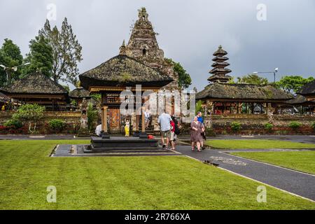 Bali, Indonesia -- Feb 27, 2023. I turisti esplorano il complesso del Tempio di Ulun Danu a Bali in una giornata di nebbia. Foto Stock