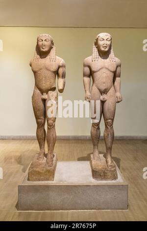 Delphi, Grecia, 11 agosto 2022. Museo di Delfi in Grecia con le due statue di Kouros affiancate. Foto Stock