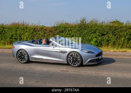 2015 Aston Martin Vanquish volante V12 Auto V12 Touchtronic III Auto Silver Car Cabriolet benzina 5935 cc; al Classic & Performance Motor Show alla Hoghton Tower; Supercar Showtime Giugno 2023 Foto Stock