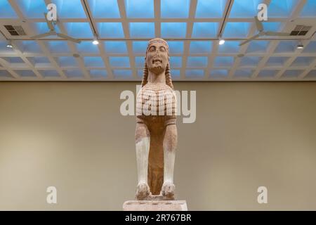 Delphi, Grecia, 11 agosto 2022. Sfinge di Naxos nel museo di Delfi. Famosa statua nel museo di Delfi. Foto Stock