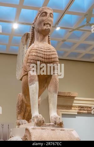 Delphi, Grecia, 11 agosto 2022. La Sfinge di Naxos si avvicina al museo di Delfi in Grecia. Foto Stock