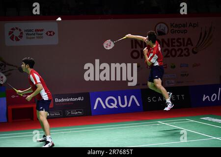 Giacarta, Indonesia. 13th giugno, 2023. He JITing/Zhou Haodong (R) della Cina gareggiano durante la partita di primo turno doppia maschile contro Lucas Corvee/Ronan Labar della Francia all'Indonesia Open 2023 a Giacarta, Indonesia, 13 giugno 2023. Credit: Xu Qin/Xinhua/Alamy Live News Foto Stock