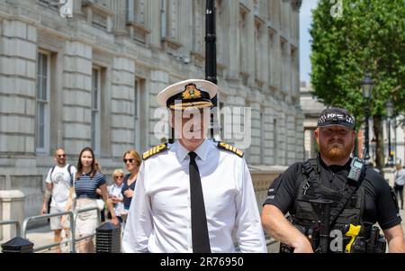 Londra, UK.13th,June,2023 Capo dello staff della Difesa l'Ammiraglio Sir Tony Radakin KCB ADC è visto camminare a Whitehall dopo la riunione dei ministri Credit: Richard Lincoln/Alamy Live News Foto Stock