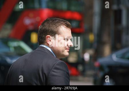 Londra, Regno Unito. 13 giugno 2023. I ministri arrivano per le riunioni nell'Ufficio del Gabinetto. NELLA FOTO: RT Hon Robert Jenrick Ministro di Stato (Home Office) (immigrazione) Bridget Catterall AlamyLiveNews Foto Stock