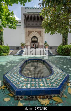 Parigi, Francia - 06 10 2023: La grande moschea di Parigi. Vista su una fontana nel giardino della moschea Foto Stock