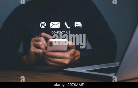 Contattaci o Assistenza clienti connessione persone. Uomo d'affari che utilizza un telefono cellulare Foto Stock