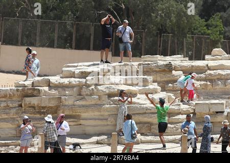 Cairo, Egitto. 12th giugno, 2023. I turisti visitano le piramidi di Giza a Giza, Egitto, 12 giugno 2023. PER ANDARE CON 'caratteristica: I turisti Thrifty accumulano in Egitto come spese di viaggio tuffarsi in mezzo al deprezzamento di valuta' accreditamento: Ahmed Gomaa/Xinhua/Alamy Live News Foto Stock