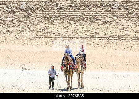 Cairo, Egitto. 12th giugno, 2023. I turisti visitano le piramidi di Giza a Giza, Egitto, 12 giugno 2023. PER ANDARE CON 'caratteristica: I turisti Thrifty accumulano in Egitto come spese di viaggio tuffarsi in mezzo al deprezzamento di valuta' accreditamento: Ahmed Gomaa/Xinhua/Alamy Live News Foto Stock