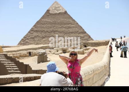 Cairo, Egitto. 12th giugno, 2023. I turisti visitano le piramidi di Giza a Giza, Egitto, 12 giugno 2023. PER ANDARE CON 'caratteristica: I turisti Thrifty accumulano in Egitto come spese di viaggio tuffarsi in mezzo al deprezzamento di valuta' accreditamento: Ahmed Gomaa/Xinhua/Alamy Live News Foto Stock