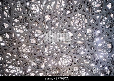 Particolare del soffitto a rete. Louvre Abu Dhabi, Abu Dhabi, Emirati Arabi Uniti. Architetto: Jean Nouvel, 2017. Foto Stock