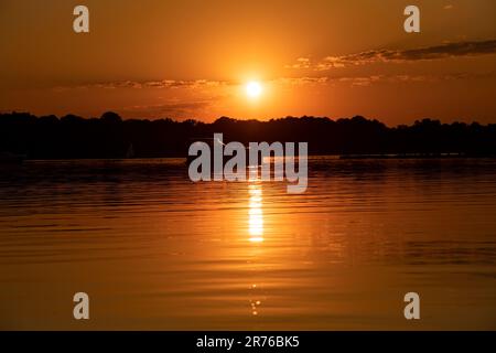 Berlino, Germania. 12th giugno, 2023. Il sole tramonta sul fiume Havel a Grunewald. Credit: Paul Zinken/dpa/Alamy Live News Foto Stock