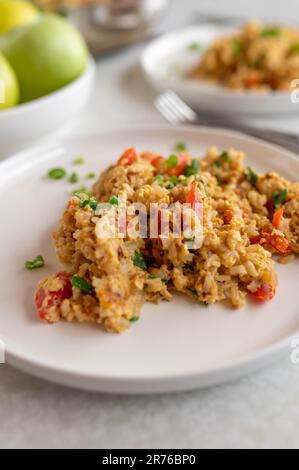 Riso fritto con uova strapazzate e verdure. Cucinato con grano intero o riso integrale. Foto Stock