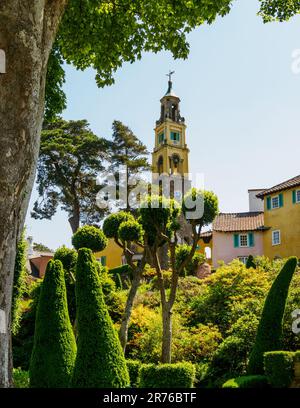 Il Campanile a Portmeirion North Wales UK, villaggio di fantasia all'italiana creato dall'architetto Sir Clough Willams-Ellis, è ora una popolare attrazione turistica Foto Stock