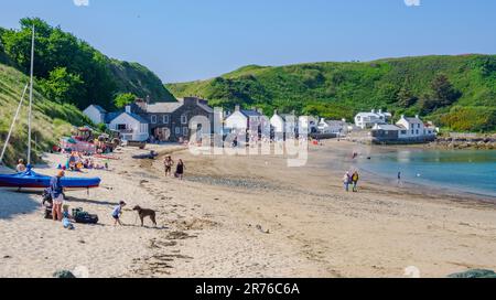 Beach and Ty Coch Inn at Porth Dinllaen sulla penisola di Lleyn, nel Galles del Nord, Regno Unito Foto Stock