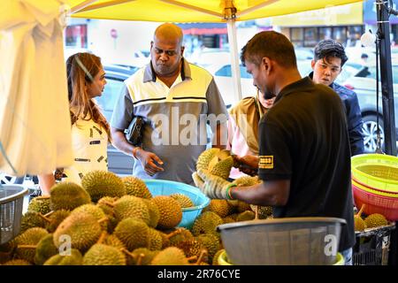 (230613) -- KUALA LUMPUR, 13 giugno 2023 (Xinhua) -- i clienti selezionano durians ad un mercato in Petaling Jaya vicino a Kuala Lumpur, Malesia, 11 giugno 2023. (Xinhua/Cheng Yiheng) Foto Stock