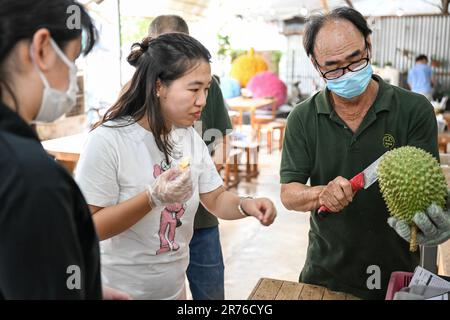 (230613) -- KUALA LUMPUR, 13 giugno 2023 (Xinhua) -- i clienti selezionano durians ad un mercato in Petaling Jaya vicino a Kuala Lumpur, Malesia, 11 giugno 2023. (Xinhua/Cheng Yiheng) Foto Stock