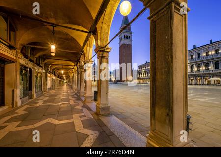 Piazza San Marco con il Campanile di San Marco all'alba, Venezia, Veneto, Italia Foto Stock