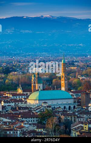 Panorama della città con le Alpi sullo sfondo, Vicenza, Veneto, Italia Foto Stock