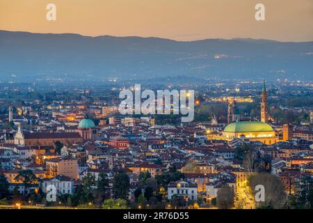 Skyline panoramico della città al tramonto con le Alpi sullo sfondo, Vicenza, Veneto, Italia Foto Stock