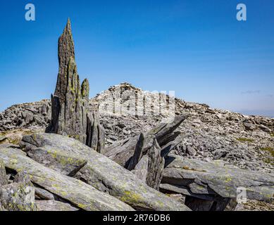 Pinnacoli frastagliati di roccia riolitica sulla cima del Glyder Fawr a Snowdonia Eryri nel Galles del Nord Foto Stock