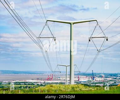 I nuovi tralicci T installati da National Grid che forniscono elettricità da Hinkley Point ad Avonmouth, nel Somerset, Regno Unito Foto Stock