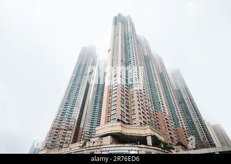 Hong Kong, Cina - Aprile 2023: Alti edifici e area residenziale nel quartiere 'Tseung Kwan o' Foto Stock