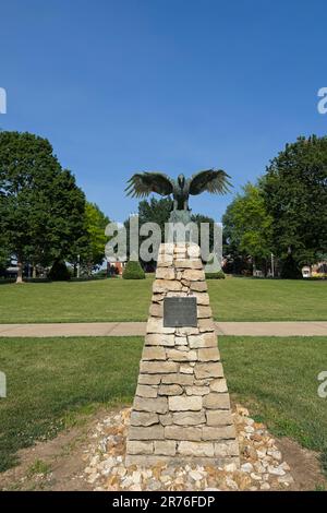 Olathe, Kansas - 9 giugno 2023: Statua dell'aquila in memoria del primo presidente della MNU R. Curtis Smith Foto Stock