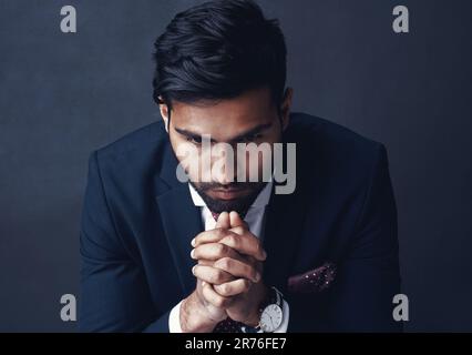 La paura del fallimento può essere il fallimento di per sé. Studio shot di un uomo d'affari che guarda preoccupato contro uno sfondo grigio. Foto Stock