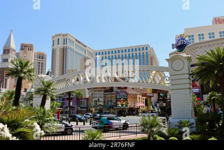 L'arco all'entrata del casinò Mirage e dell'hotel Las Vegas Strip con il Venetian Casino Royale e l'Harrah's Las Vegas Nevada USA Foto Stock