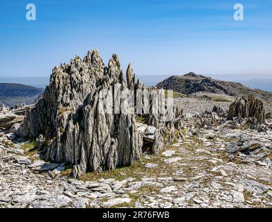 Pinnacoli rocciosi riolitici frastagliati sulla cima del Glyder Fawr a Snowdonia Eryri nel Galles del Nord guardando verso Glyder Fach e Castell y Gwynt Foto Stock