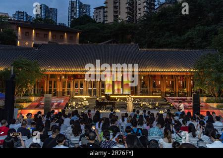 (230613) -- CHONGQING, 13 giugno 2023 (Xinhua) -- le persone godono di un concerto in celebrazione del secondo anniversario dell'apertura di un museo che mostra la storia del Museo del Palazzo oggetti d'antiquariato spostato lì durante la seconda guerra mondiale nel sud-ovest della Cina Chongqing, 10 giugno 2023. Il museo si trova in un'ex azienda straniera, dove quasi 4.000 casi di antiquariato sono stati conservati durante la guerra. Gli oggetti del Museo del Palazzo, noto anche come la Città Proibita, sono stati spostati a Chongqing alla fine del 1930s, quando le truppe giapponesi invasero Pechino. Durante il bombardamento giapponese di Chongqing negli anni seguenti, gli stranieri Foto Stock