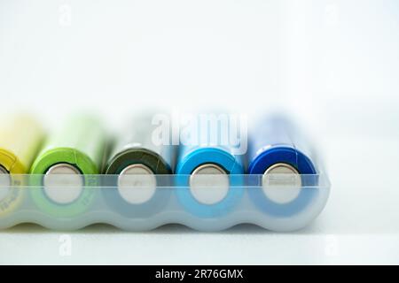 Nuova batteria AAA colorata in scatola di plastica, accumulatore ricaricabile, primo piano di batterie alcaline Foto Stock