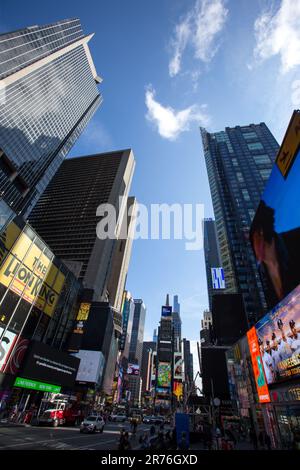New York, US, 13/06/2023, Vista della regione di Times Square nella città di New York negli Stati Uniti a questa terza fiera, 13. Il clima è stato abbastanza mite dopo l'ultima settimana in cui la qualità del tempo era scarsa, a causa delle ustioni in Canada. Credit: Brazil Photo Press/Alamy Live News Foto Stock